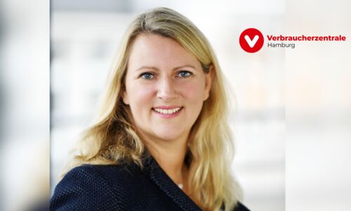 Frau (Sandra Klug) und das Logo der Verbraucherzentrale