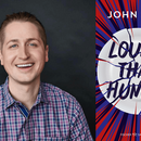 Eine Collage: links ist ein Foto des Autors John Schu zu sehen, auf dem er lächelnd in die Kamera blickt. Rechts das Cover seines Jugendromans "Louder than hunger".