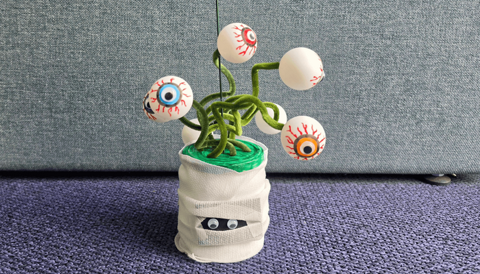 Gebastelte gruselige Pflanze mit Augen als Blüten
