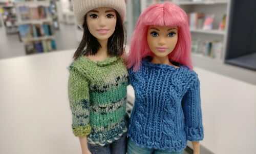 Foto von 2 Barbie Figuren mit selbstgestrickter Kleidung