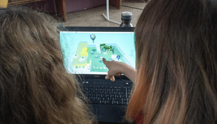 2 Frauen betrachten das Spiel Kodu an einem Laptop