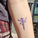Foto von einem Arm mit einer selbstgemachten Figur aus Glitter auf der Haut, ähnlich einem 3D Tattoo