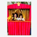 Zwei Personen, die ein Puppentheater vorspielen