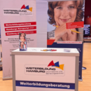 Ein Infostand der sich mit "Weiterbildungsberatung" auseinandersetzt.