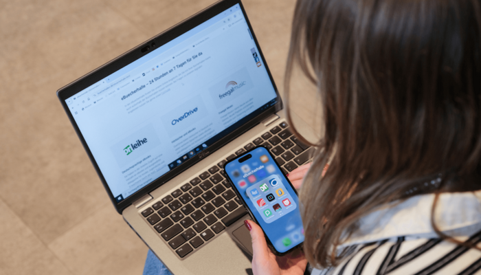 eBuecherhalle auf Laptop und Smartphone