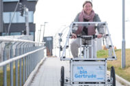 Bücherhallendirketorin auf dem Lastenrad "Gertrude"