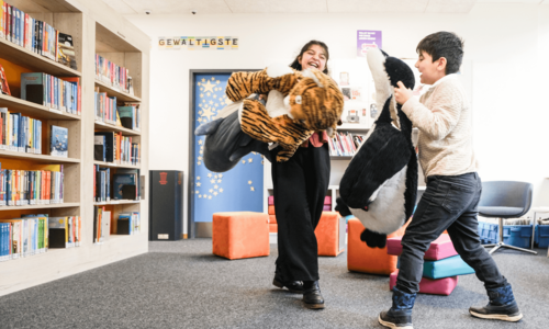Kinder spielen mit Stofftieren in der Bücherhalle