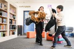 Kinder spielen mit Stofftieren in der Bücherhalle