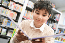 Junge liest in Buch