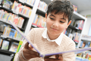 Junge liest in Buch