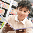 Junge liest in Buch