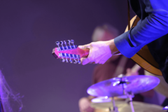 Nahaufnahme Gitarre bei Konzert