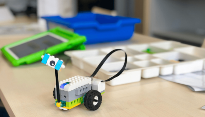 Ein kleines Fahrzeug, dass aus Lego Spike gebaut wurde.