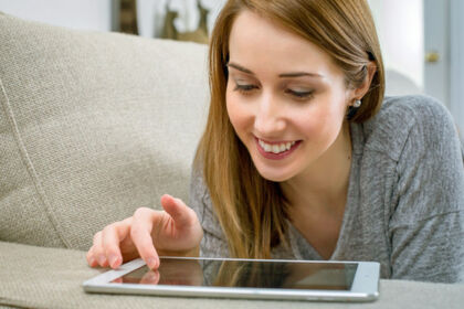 Junge Frau mit Tablet