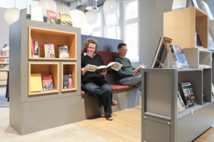 Zwei Personen lesen in der Zentralbibliothek