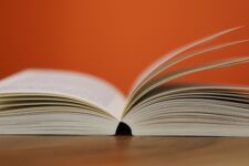 Buch aufgeschlagen