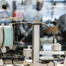 Abbildung eines 3D-Druckers, 2 Rollen Filament