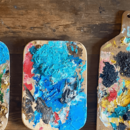 Drei Farbpaletten mit Acrylfarbe