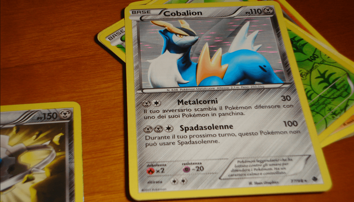 Auf einem Tisch liegen mehrere Pokémon-Karten.