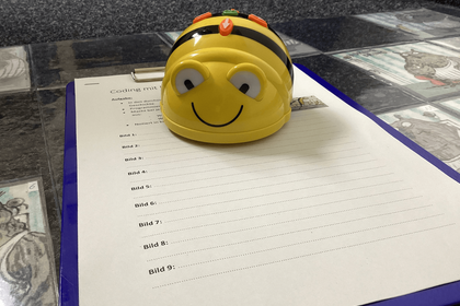 Roboter "BeeBot" steht auf einem Clipboard