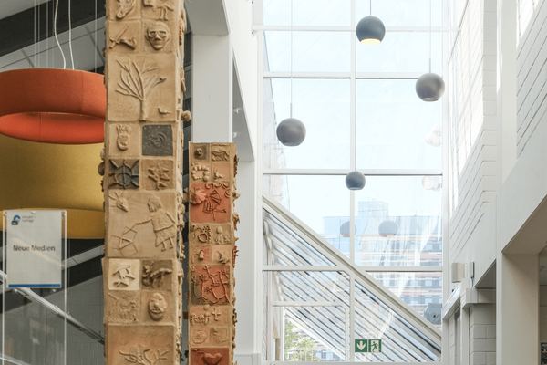 Lampen im Eingangsbereich der Bücherhalle Kirchdorf
