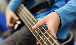 Junge spielt Gitarre