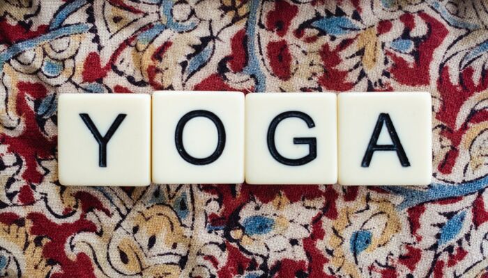 Schriftzug YOGA auf grafischem Hintergrund