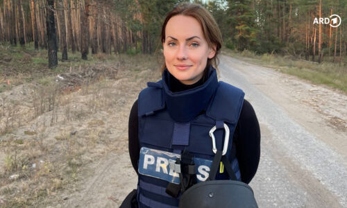 Reporterin mit schusssicherer Presse-Weste