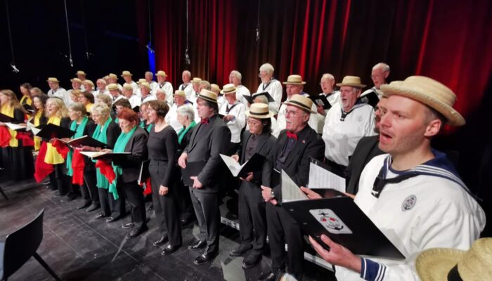 Gemischter Chor singt gemeinsam auf der Buehne