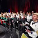 Gemischter Chor singt gemeinsam auf der Buehne