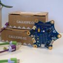 Pappkartons, Platine und Computerchips