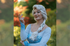 Portrait einer Person im Elsa-Kostüm