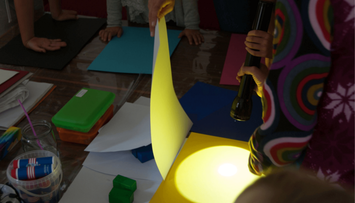 Taschenlampe in einem dunklen Raum