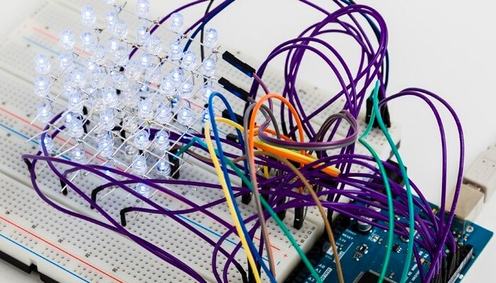 Dioden und Kabel auf Platine