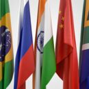 Die Flaggen der ursprünglichen Gründungsmitglieder der BRICS-Staaten: Brasilien, Russland, Indien, China und Südafrika.