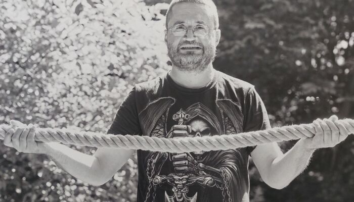 Person hält ein Seil