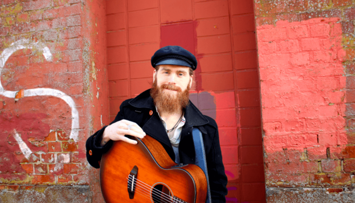 Musiker Lennon von Seht mit Gitarre