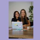 Alina und Celine sitzen vor einem Laptop