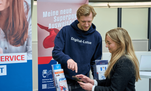 Ein Mann unterstützt eine Frau mir dem digitalen Service Angebot von Hamburg.