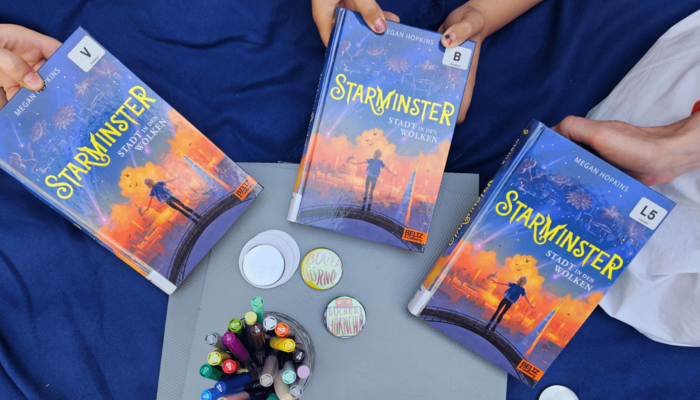 Das Buch "Starminster" wird dreimal in die Kamera gehalten.
