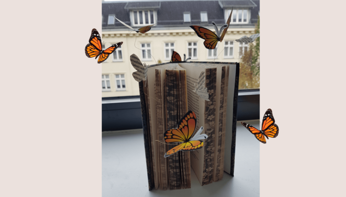 Schmetterlings-Book Nook: Ein Buch in dem Schmetterlinge stecken.