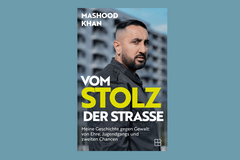 Buchcover "Vom Stolz der Straße" zeigt Mashood Khan vor einem Hochhaus.