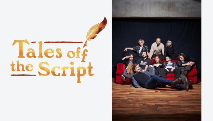 Rechts: Logo "Tales off the Skript". Links: Gruppenfoto auf einem roten Sofa.