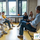 Eine Gruppe sitz im Stuhlkreis und unterhält sich.