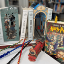 Book Nooks, Zauberstäbe, gebastelter Zug und Harry Potter Buch im Zauber Thema