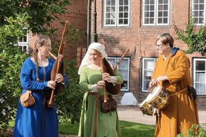 Musikgruppe TriScurria, drei Frauen mit mittelalterlichen Instrumenten