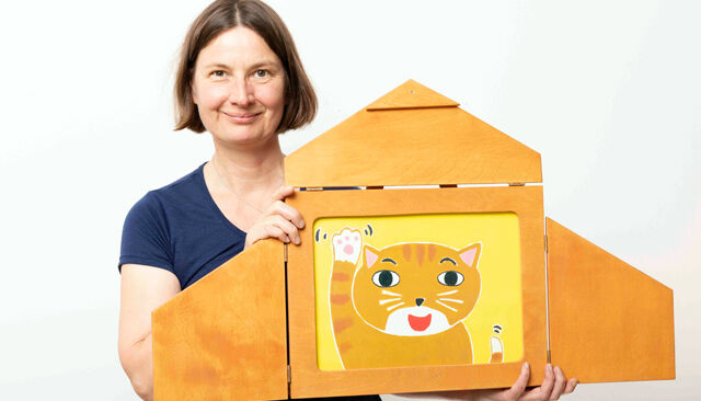 Annette Huber mit Kamishibai