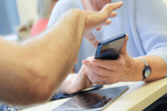 Silber & Smart Workshop wo Person Dinge am Handy erklärt bekommt