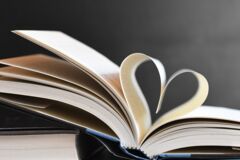 Buchseite als Herz