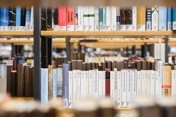Nahaufnahme Bücherregal